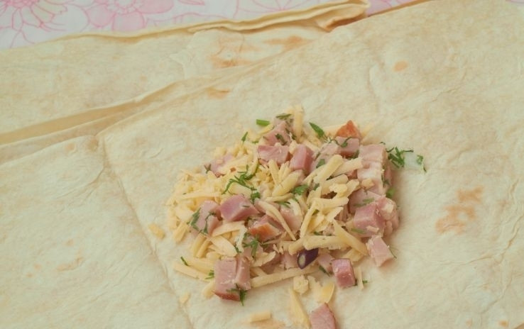 1. Этап. Горячий лаваш с сыром: В каждый прямоугольник уложите по 2-3 столовые ложки начинки.