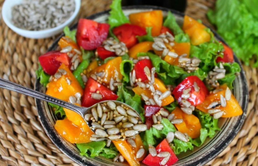 1. Этап. Салат с помидорами и горчицей: Салат с помидорами поливаем заправкой из масла, горчицы и семечек.