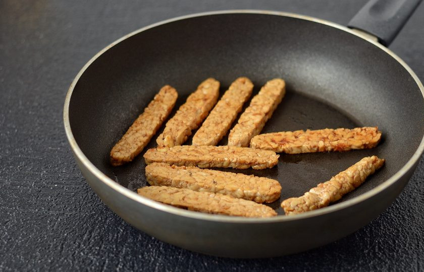 1. Этап. Каша гритс: Темпе нарежьте полосками в полсантиметра. Окуните в соевый соус и обжарьте на сковороде с двух сторон до коричневой корочки.