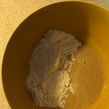 1. Этап. Печеночная лапша: Варим куриную печень 15 мин. Охлаждаем ее. Ставим на огонь кастрюлю водой для варки лапши. Сырое яйцо, теплая/холодная куриная печень и вода измельчаются блендером. При желании можете добавить соль. Добавляется чуть больше половины муки, чтобы замесить тесто. Получается тесто цвета молочного шоколада, которое хорошо раскатывается и не рвется.