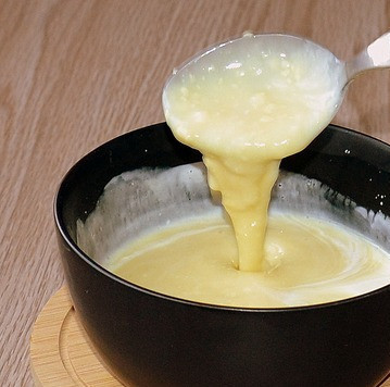 1. Этап. Глазурь из белого шоколада: Размешать и слегка взбить до полного растворения шоколада.