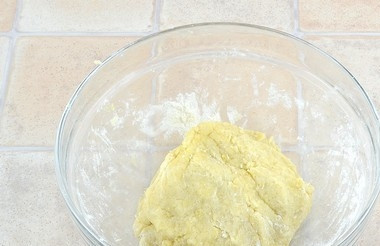 1. Этап. Пирог из песочного теста с замороженными ягодами: Тесто хорошо перемешивайте, добавив яйцо. Сделайте из него комок.