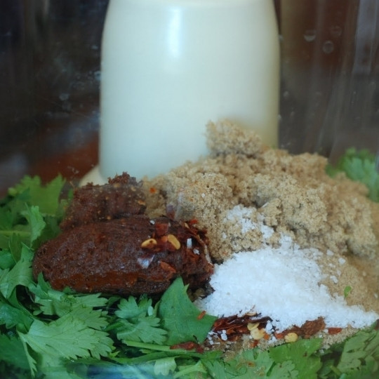 1. Этап. Закуска из курицы и свежих овощей: В чашу блендера складываем кинзу, коричневый сахар, пасту карри, соль, перец и сок лайма или лимона. Измельчаем до однородности.