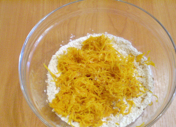 1. Этап. Оладьи из тыквы с манкой: Добавляем соду, тыкву, корицу.
