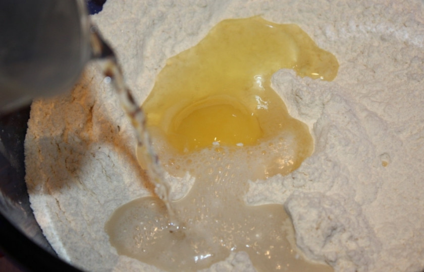 1. Этап. Тесто на круассаны: Добавляем холодные яйца и ледяную воду. Ледяную потому, что нам не надо сразу давать дрожжам бродить.