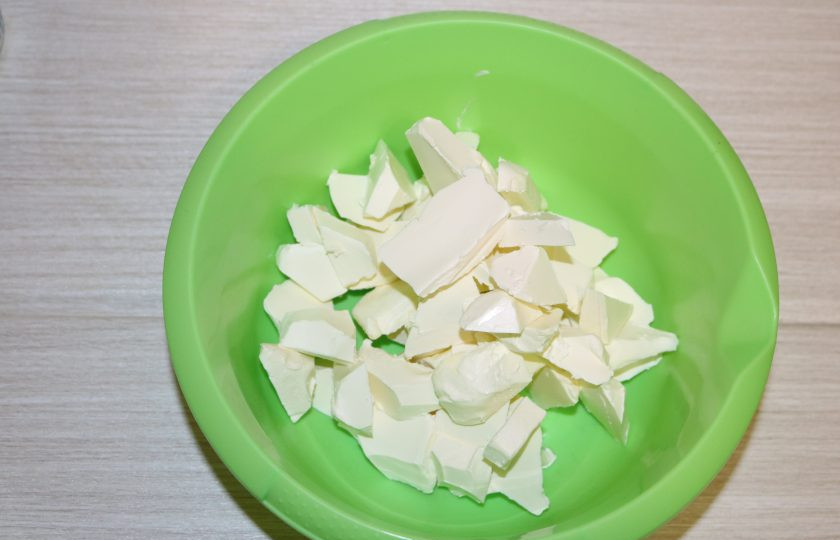 1. Этап. Кокосовый Наполеон: Маргарин нарежьте кубиками.
