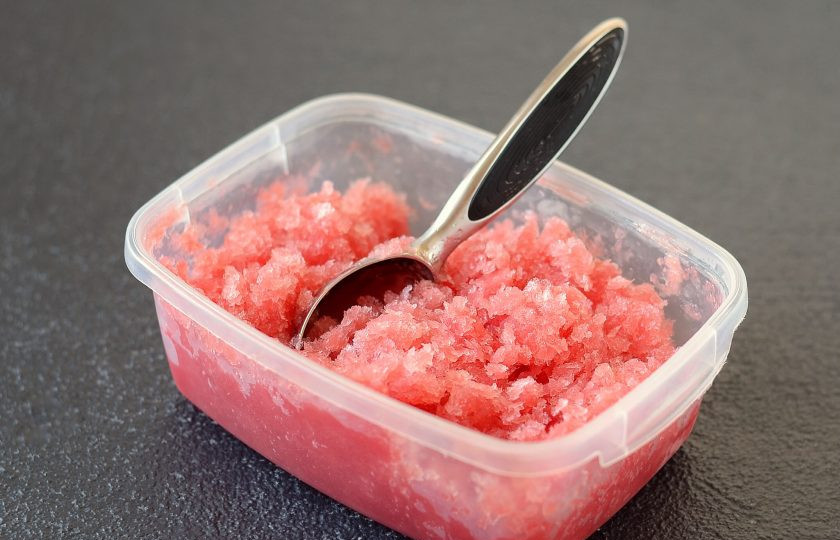 1. Этап. Арбузная гранита: Каждый час открывайте контейнер и перемешивайте содержимое.