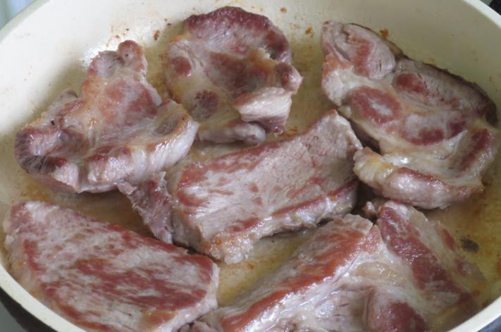 1. Этап. Свиная шейка на сковороде: Переворачиваем.