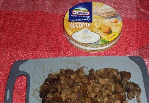1. Этап. Запеченная скумбрия с овощами и сыром: Мелко нарезаем грибы.