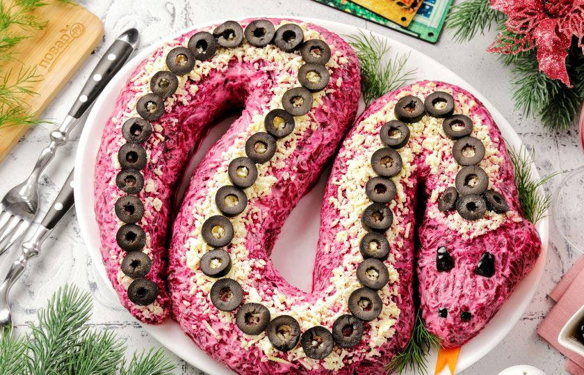 1. Этап. Селедка под шубой на год Змеи 2025: Приятного аппетита! С наступающим Новым годом!