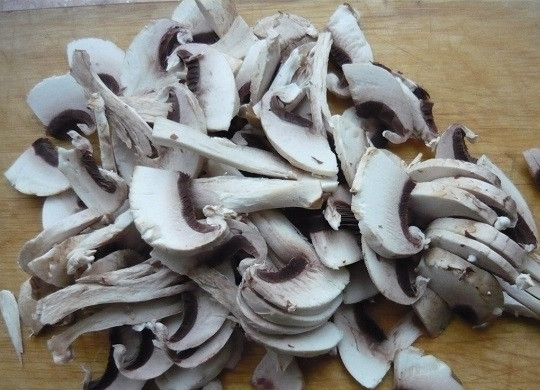 1. Этап. Капуста с грибами в мультиварке: 4. Измельчите вымытые и обсушенные грибочки. В данном рецепте приготовления капусты с грибами в мультиварке используются только шампиньоны.