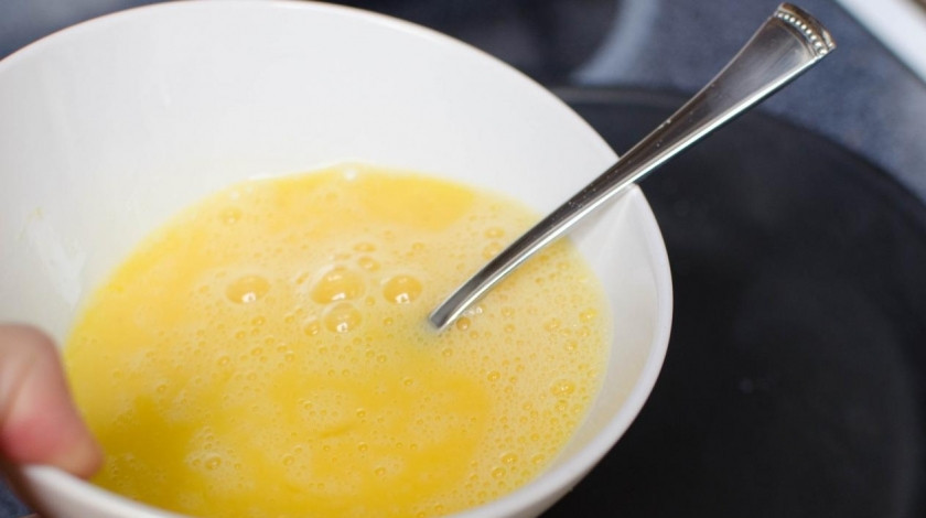 1. Этап. Кесадилья с грибами: Яйца взбиваем с молоком. Готовим омлет на сковородке. Чем больше сковородка тем лучше, омлет должен получиться как можно тоньше. Откладываем в сторону.