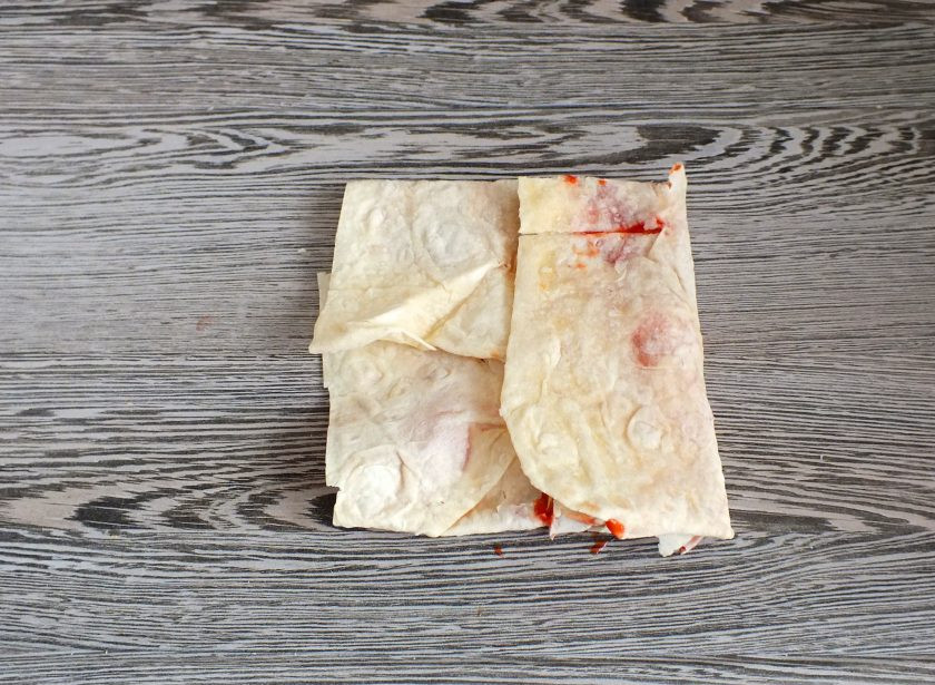 1. Этап. Бургер в лаваше: Сверните лаваш по принципу 