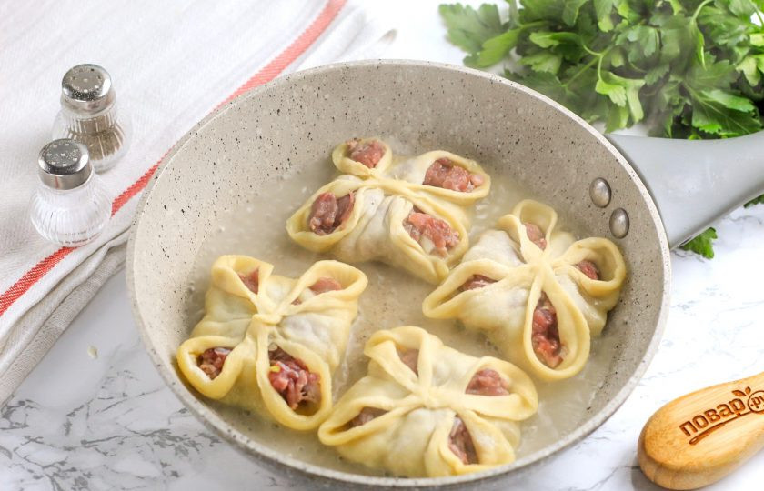 1. Этап. Манты с фаршем из говядины с бараниной: После чего влейте кипяток, чтобы он слегка не покрывал заготовки, точнее — не вливался внутрь. Сразу же накройте емкость крышкой и убавьте нагрев до умеренного. Варите манты примерно 5-8 минут, в зависимости от их величины.