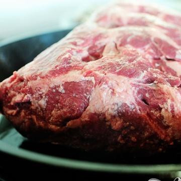 1. Этап. Стейк рибай с розмарином, тимьяном и чесноком: 1. Разогреть духовку до 260 градусов. Разрезать стейк пополам - приготовление отдельных половинок позволит вам лучше контролировать процесс готовности мяса. Обжарить обе половинки в оливковом масле на очень сильном огне, до темно-золотистого цвета, около 3 минут с каждой стороны.