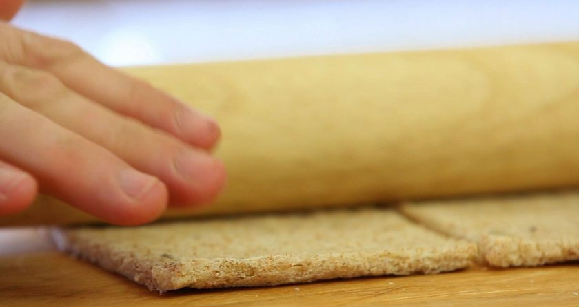 1. Этап. Рулетики из лосося с авокадо: 2. Затем кусочки раскатайте скалкой.