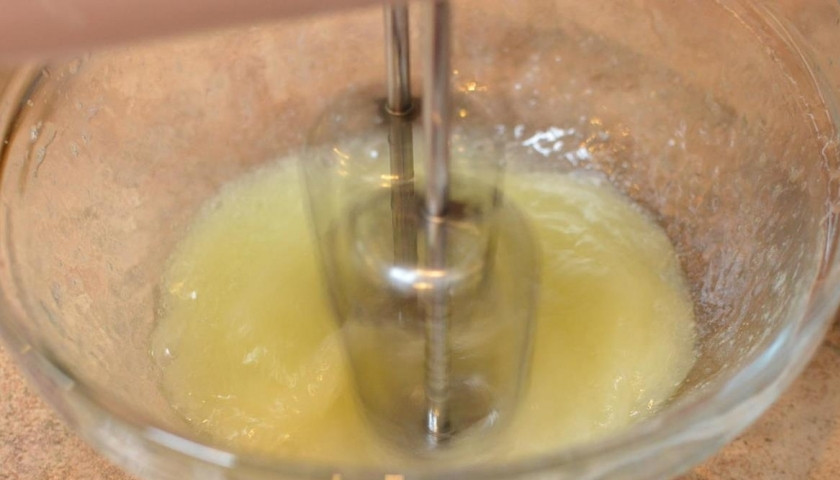 1. Этап. Тесто на куличи: В другой посуде взбиваем белки до пены.