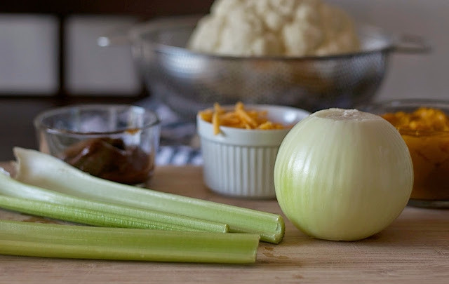 1. Этап. Капустно-тыквенный суп: 1. Лук и сельдерей мелко нашинкуйте. Обжарьте их в глубокой кастрюле в течение 2-х минут на разогретом масле.