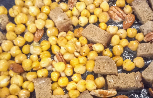 1. Этап. Печёный нут с тахинной заправкой: Добавить оставшееся Гхи, орехи и хлеб. Готовить ещё 10 минут. Охлаждать 10 минут до хрустящести.