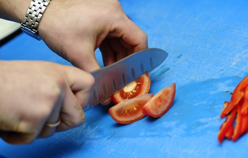 1. Этап. Салат из капусты брокколи: Дольками режем помидор.