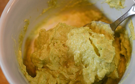 1. Этап. Крекеры с кремом из авокадо: Добавьте майонез. Измельчите всё до однородного состояния, посолите.