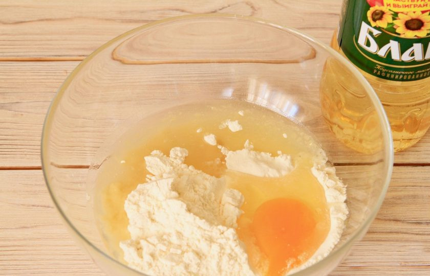 1. Этап. Тесто для пирожков (простой рецепт): Вбейте яйцо, добавьте соль и оставшийся кефир.