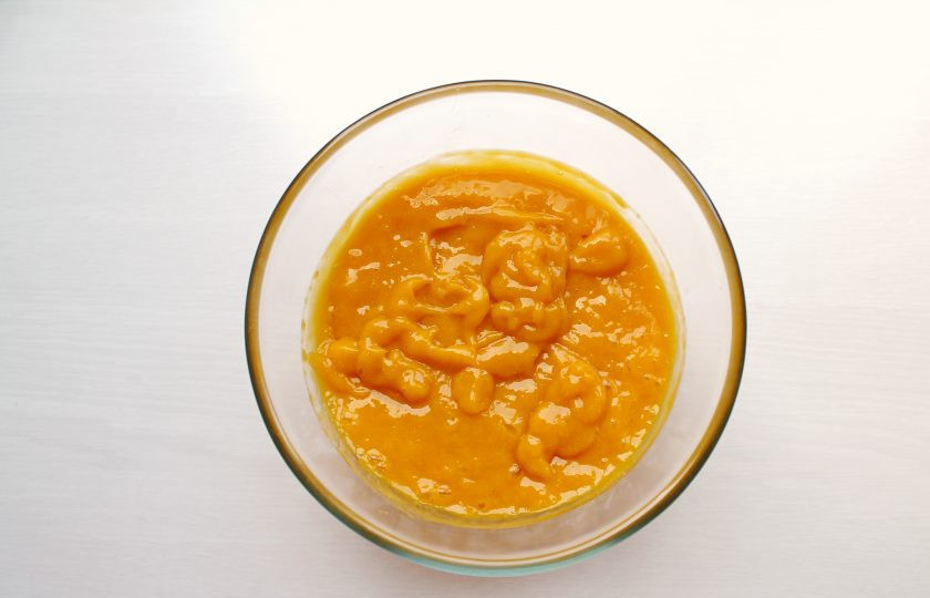 1. Этап. Суфле из манго: У манго удалите кожуру, срежьте мякоть с косточки и пробейте блендером до однородного состояния. Протрите пюре через мелкое сито, чтобы удалить волокна.