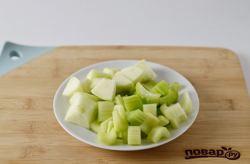 1. Этап. Смузи из сельдерея: Сельдерей помойте, нарежьте брусочками. Яблоко очистите от кожуры, нарежьте кубиками.