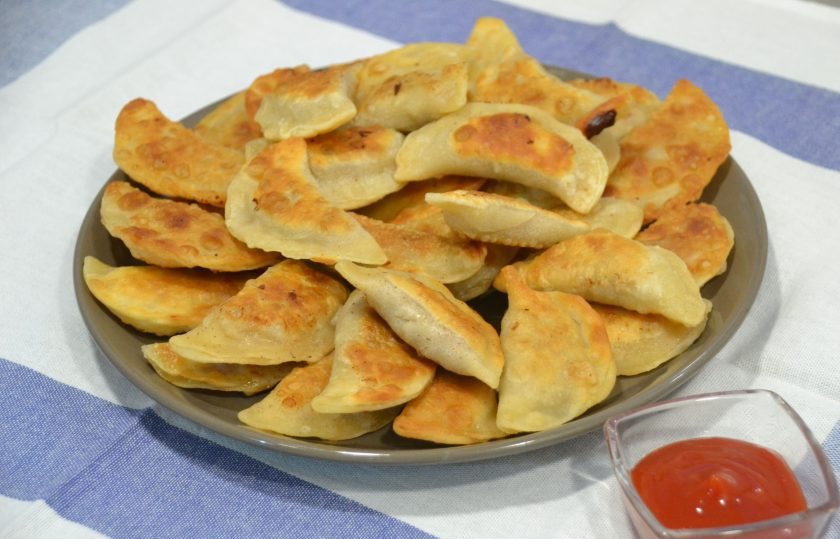 1. Этап. Чебуреки Мини: Подавайте к чебурекам различные соусы, например, кетчуп, который при желании можно заправить зеленью.