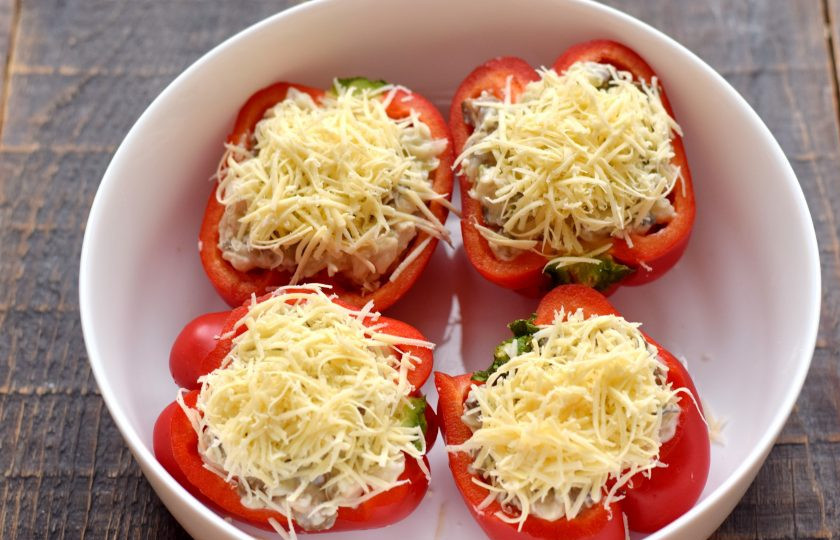 1. Этап. Жюльен в болгарском перце: Заготовки переложите в форму для запекания, сверху выложите измельченный твердый сыр. Форму поместите в разогретую духовку, запекайте при температуре 200 градусов следующие 15-20 минут.