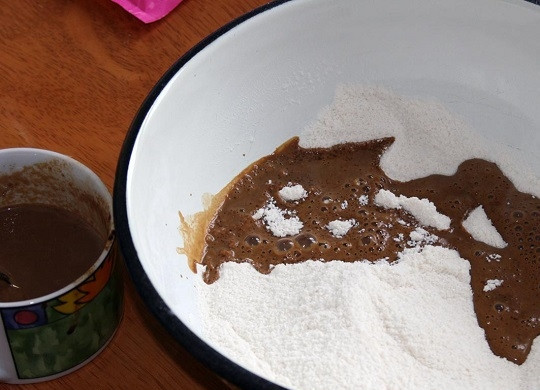 1. Этап. Кофейный кекс: 3. Понемногу вливайте кофе, начиная перемешивать сухие ингредиенты.