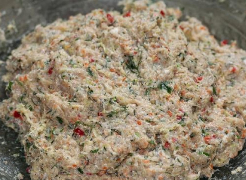 1. Этап. Куриная грудка с овощами и творогом: Замешайте фарш. Оставьте его на 10-15 минут в морозилке.