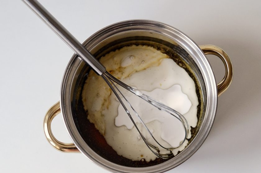 1. Этап. Кокосовая карамель: Затем влейте кокосовое молоко. Проварите карамель несколько минут, чтобы не оставалось комочков. В конце добавьте ванильный экстракт и соль.