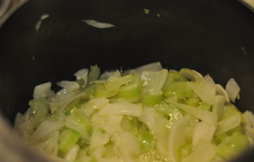 1. Этап. Пивной суп с сыром: 3. Добавьте нарезанные овощи в кастрюлю и жарьте, помешивая, до мягкости.