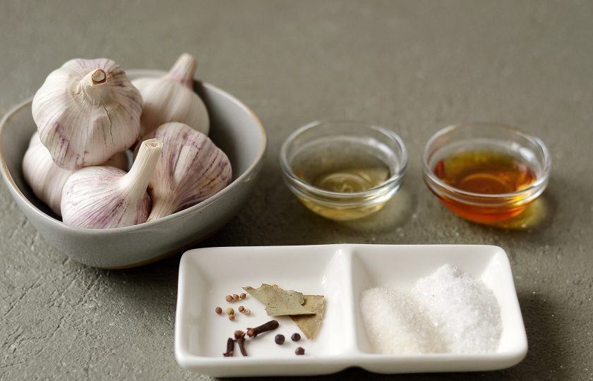 1. Этап. Маринованный чеснок с медом: Подготовьте все ингредиенты.