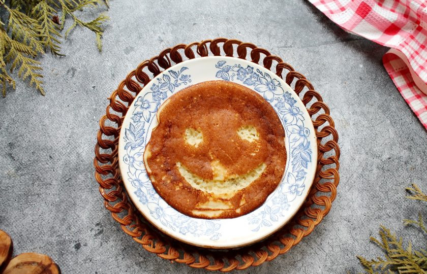 1. Этап. Пузи-блинчики: Испеките все блинчики и на каждом острым ножом вырежьте глазки и улыбку.