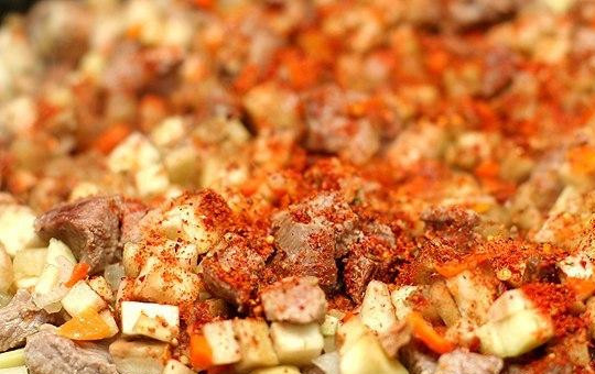 1. Этап. Мясо в армянском лаваше: Далее бросаем в сковороду мелко нарезанный баклажан. Добавляем специи по вкусу и томим на среднем огне до готовности.