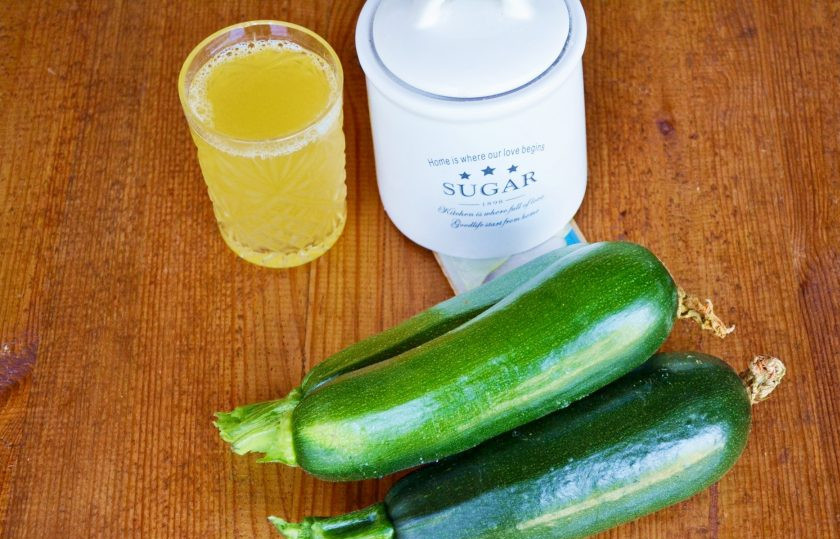 1. Этап. Кабачки в ананасовом соке на зиму: Кабачки вымойте, обсушите и очистите. Подготовьте хороший ананасовый сок и сахар. Ванильный сахар добавляется для аромата, без него вполне можно обойтись.