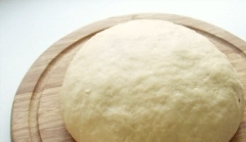 1. Этап. Печеные пирожки с яблоками: После этого обмять тесто еще раз, выложить на присыпанную мукой поверхность.