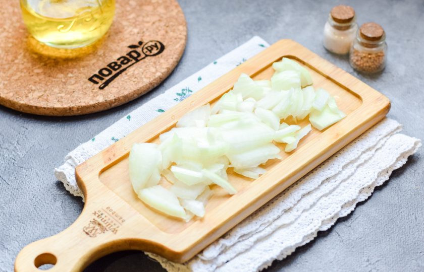 1. Этап. Соус для котлет: Очистите лук, ополосните просушите. Нарежьте лук небольшими кубиками.