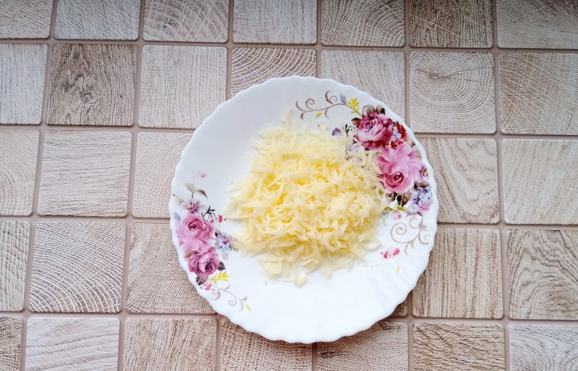 1. Этап. Слоёный салат с ананасами, курицей и жареными грибами: Твёрдый сыр также натрите на тёрке.