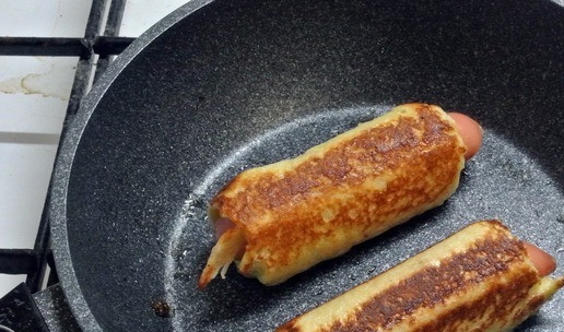 1. Этап. Ленивый хот-дог: Обжарить со всех сторон.