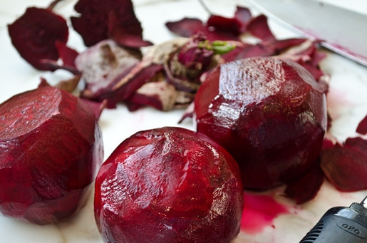 1. Этап. Простой салат из свеклы: Сначала разогрейте духовку до 200 градусов. Свеклу промойте, почистите и нарежьте кусками в 2 см.