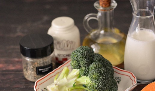 1. Этап. Брокколи с сырным соусом: Подготовьте продукты. Брокколи можете брать хоть свежую, хоть замороженную - что есть в наличии.