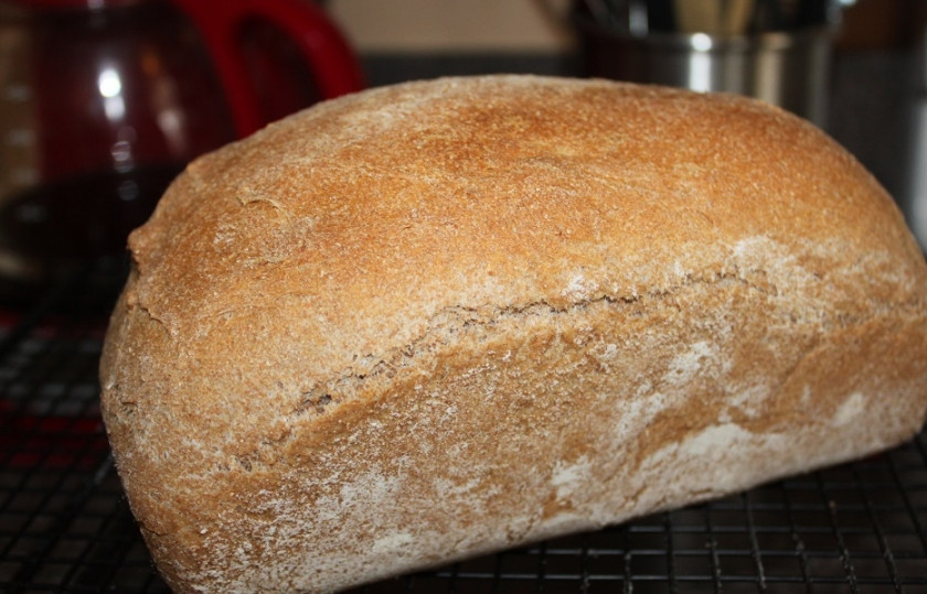 1. Этап. Хлеб из цельной пшеницы: 4. Запекайте хлеб в разогретой до 180 градусов духовке в течение 36 минут. Отправляйте в духовку сразу две формы. Готовый хлеб выберите из форм и остудите на решетке. Когда хлеб станет теплым, можете обернуть его фольгой и так оставить до полного остывания.