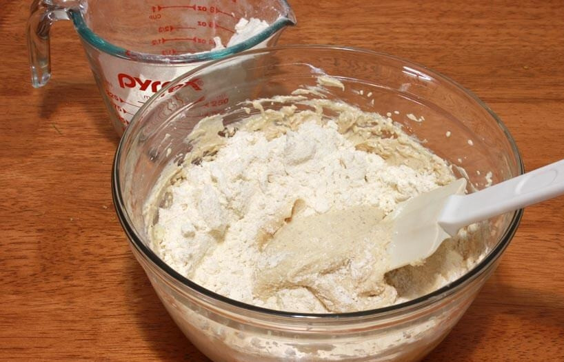 1. Этап. Ореховое печенье (песочное): 5. Смешайте в небольшой миске муку, разрыхлитель и соль. Всыпьте сухую смесь в миску с сахаром и сливочным маслом, перемешайте с помощью резинового шпателя.