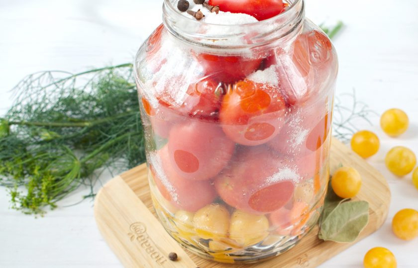 1. Этап. Помидоры с алычой: На дно стерилизованной банки заложите укроп, алычу, душистый перец, лавровый лист и гвоздику. Плотные помидоры (сорт 