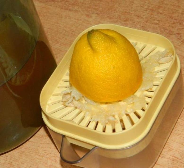 1. Этап. Имбирный чай с яблоками и грушами: Затем все процедите и добавьте сок лимона. В горячий чай добавьте сахар по вкусу.