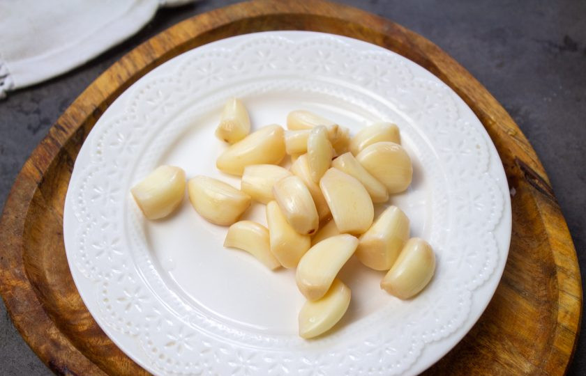 1. Этап. Настойка чеснока на спирту: Очистите чеснок от шелухи и промойте их в воде.