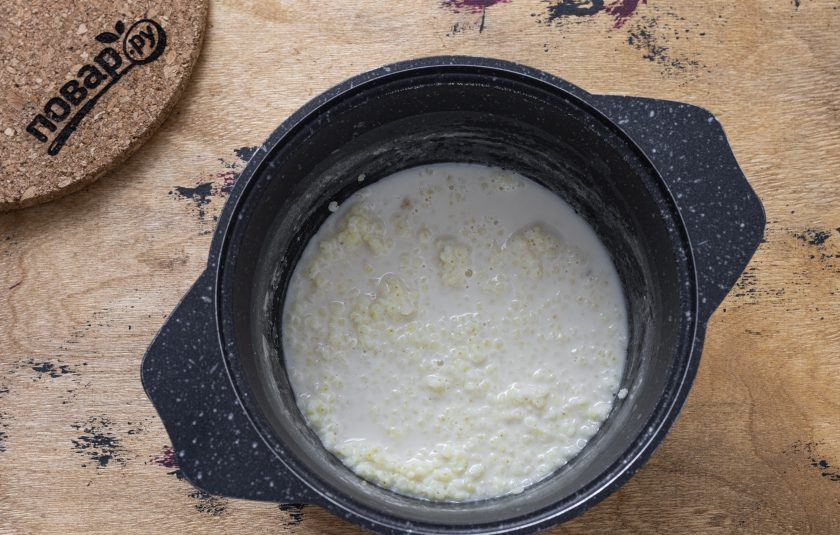 1. Этап. Пшенная каша с маслом: После закипания добавьте промытое пшено в кастрюлю, сахар и щепотку соли. Варите до загустения.